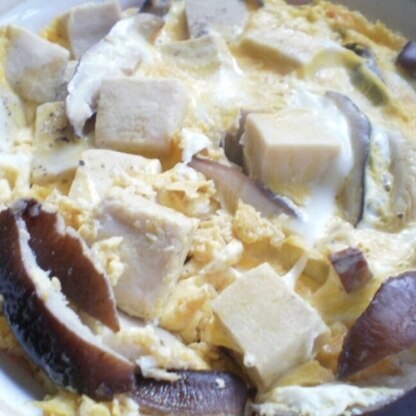 高野豆腐の卵とじ干しシイタケとで作りました。
ヘルシーで美味しいですよねぇ～(^^♪